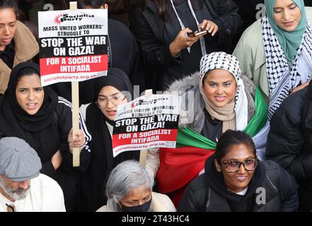 Londres, Royaume-Uni, 28 octobre 2023. 1000s participant à la 3e marche pro-palestinienne à Londres depuis le début du conflit israélien à Gaza le 7 octobre. Les manifestants se sont tenus solidaires des Palestiniens et ont appelé à la fin du bombardement de Gaza. Crédit : Monica Wells/Alamy Live News Banque D'Images