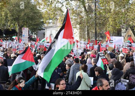 Londres, Royaume-Uni, 28 octobre 2023. 1000s participant à la 3e marche pro-palestinienne à Londres depuis le début du conflit israélien à Gaza le 7 octobre. Les manifestants se sont tenus solidaires des Palestiniens et ont appelé à la fin du bombardement de Gaza. Crédit : Monica Wells/Alamy Live News Banque D'Images