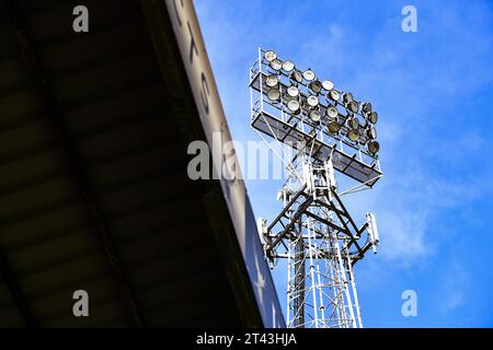 Vue générale à l'intérieur du stade pendant le match Sky Bet League 1 entre Cambridge United et Carlisle United au R Costings Abbey Stadium, Cambridge le samedi 28 octobre 2023. (Photo : Kevin Hodgson | MI News) Banque D'Images