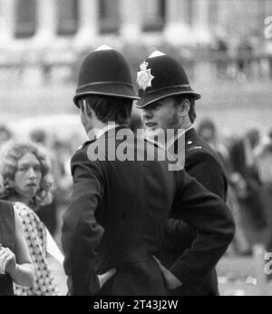 Police dans la rue, Londres, Angleterre, 1971 Banque D'Images