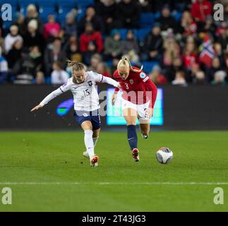 Oslo, Norvège. 27 octobre 2023. Oslo, Norvège, le 27 octobre 2023 : Maria Thorisdottir (3 Norvège) et Julie Dufour (15 France) se disputent pour le ballon lors du match de football de l'UEFA Womens Nations League entre la Norvège et la France au stade Ullevaal d'Oslo, Norvège. (Ane Frosaker/SPP) crédit : SPP Sport Press photo. /Alamy Live News Banque D'Images