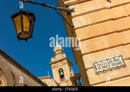 Une lampe et un panneau sur la place Saint-Paul, Mdina, Malte Banque D'Images
