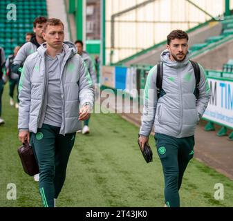 28 octobre 2023 ; Easter Road, Édimbourg, Écosse : Scottish Premiership football, Hibernian versus Celtic ; Alistair Johnston de Celtic et Mikey Johnston de Celtic arrivent au stade Banque D'Images