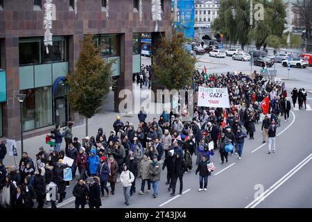 Stockholm, Suède. 28 octobre 2023. STOCKHOLM 20231028Les chercheurs défilent dans le centre de Stockholm alors que le groupe de travail palestinien pour le centre de la Suède organise une manifestation contre la violence à Gaza le 28 octobre 2023. Photo : Caisa Rasmussen/TT/code 12150 crédit : TT News Agency/Alamy Live News Banque D'Images