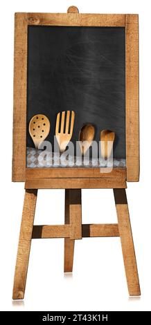 Tableau noir vide avec espace de copie, cadre en bois, chevalet en bois, nappe à carreaux marron et blanc et ustensiles de cuisine en bois, isolé sur blanc. Banque D'Images
