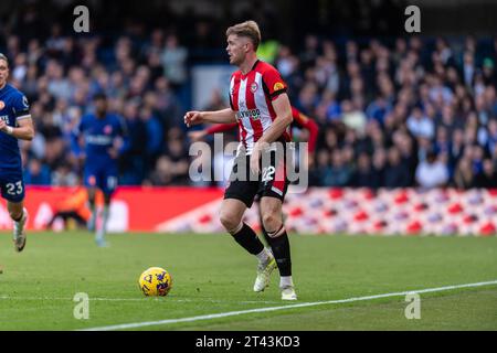 Nathan Collins de Brentford lors du match de Premier League entre Chelsea et Brentford à Stamford Bridge, Londres, Angleterre, le 28 octobre 2023. Photo de Grant Winter. Usage éditorial uniquement, licence requise pour un usage commercial. Aucune utilisation dans les Paris, les jeux ou les publications d'un seul club/ligue/joueur. Crédit : UK Sports pics Ltd/Alamy Live News Banque D'Images