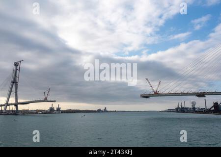 Detroit, Michigan, États-Unis. 27 octobre 2023. Construction du pont international Gordie Howe. Le pont, qui devrait être achevé en 2024, reliera Detroit à Windsor, en Ontario, de l'autre côté de la rivière Détroit. Crédit : Jim West/Alamy Live News Banque D'Images