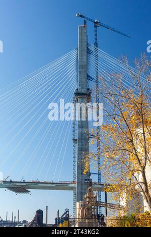 Detroit, Michigan, États-Unis. 27 octobre 2023. Construction du pont international Gordie Howe. Le pont, qui devrait être achevé en 2024, reliera Detroit à Windsor, en Ontario, de l'autre côté de la rivière Détroit. Crédit : Jim West/Alamy Live News Banque D'Images