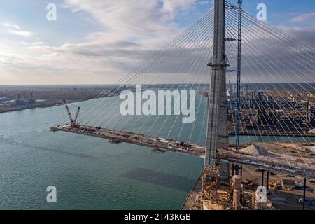 Detroit, Michigan, États-Unis. 27 octobre 2023. Construction du pont international Gordie Howe. Le pont, qui devrait être achevé en 2024, reliera Detroit à Windsor, en Ontario, de l'autre côté de la rivière Détroit. Crédit : Jim West/Alamy Live News Banque D'Images