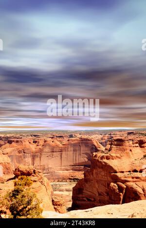 Collines environnantes et vallée près de l'entrée ou du début de la Nation Navajo Canyon de Chelly Banque D'Images