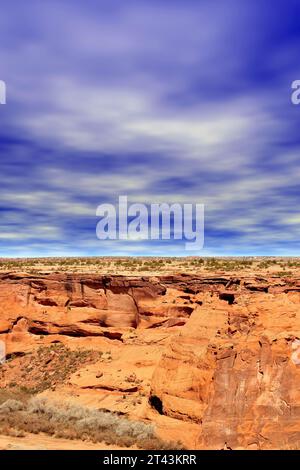 Collines environnantes et vallée près de l'entrée ou du début de la Nation Navajo Canyon de Chelly Banque D'Images