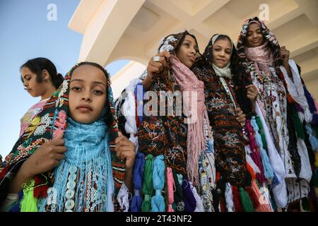 Les jeunes filles portent les costumes féminins traditionnels de l'oasis de Siwa. Banque D'Images