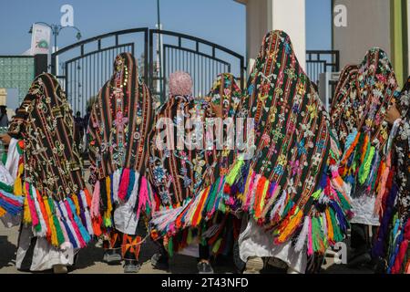 Un groupe de jeunes filles marchent en portant les costumes traditionnels des femmes de l'oasis de Siwa. Banque D'Images