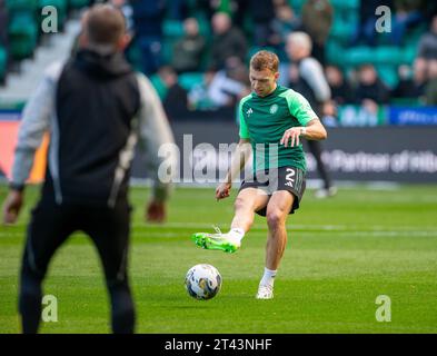 28 octobre 2023 ; Easter Road, Édimbourg, Écosse : Scottish Premiership football, Hibernian versus Celtic ; Alistair Johnston de Celtic Warms up Banque D'Images