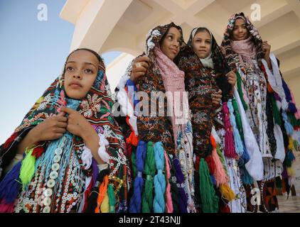 Les jeunes filles portent les costumes féminins traditionnels de l'oasis de Siwa. Banque D'Images