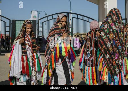 Un groupe de jeunes filles marchent en portant les costumes traditionnels des femmes de l'oasis de Siwa. Banque D'Images