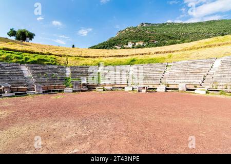 Ruines du théâtre dans l'ancienne Messène, Péloponnèse, Grèce. Une des villes antiques les mieux préservées de Grèce. Banque D'Images