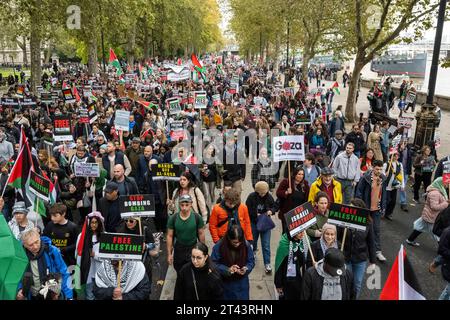 Londres, Royaume-Uni. 28 octobre 2023. Des partisans pro-palestiniens lors d'une manifestation de solidarité allant de Victoria Embankment à Parliament Square. Crédit : Stephen Chung / Alamy Live News Banque D'Images