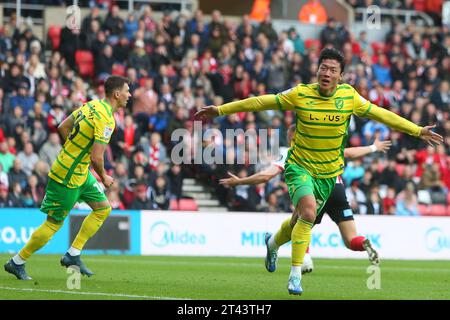 Hwang UI-JO de Norwich City célèbre son premier but lors du Sky Bet Championship Match entre Sunderland et Norwich City au Stadium of Light, Sunderland le samedi 28 octobre 2023. (Photo : Michael Driver | MI News) crédit : MI News & Sport / Alamy Live News Banque D'Images