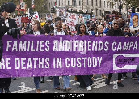 Londres, Royaume-Uni 28/octobre/2023 les familles marchent sur Downing Street pour la justice la marche annuelle du groupe United Families and Friends Campaign entre Trafalgar Square et Downing Street a lieu. La marche rassemble des familles et des partisans de personnes décédées sous la garde de l’État, en passant un appel à plus de justice au cabinet du Premier ministre. Crédit : Roland Ravenhill/Alamy. Banque D'Images