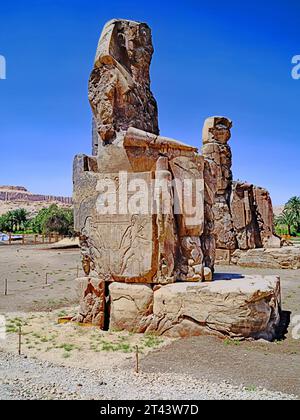 Colosse antique des ruines de Memnon à Louxor, Egypte Banque D'Images