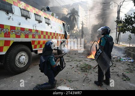 Dhaka, Bangladesh. 28 octobre 2023. Affrontements entre la police et des partisans du Parti nationaliste du Bangladesh (BNP) lors d'un rassemblement de protestation exigeant la démission du Premier ministre Sheikh Hasina et la tenue des prochaines élections générales sous un gouvernement intérimaire non-parti, devant leur siège social à Dhaka, au Bangladesh, le 28 octobre 2023 crédit : Mamunur Rashid/Alamy Live News Banque D'Images