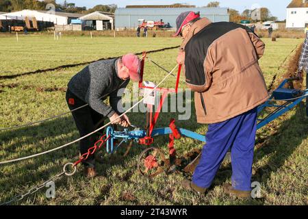 28 octobre 23, Prestwick, Royaume-Uni. Le 59e championnat écossais de labourage, organisé sur plus de 200 hectares de Montonhill Farm, près de Prestwick, Ayrshire, Écosse, Royaume-Uni, a attiré plus de 100 participants internationaux, dans des classes telles que Shire et Clydesdale chevaux, tracteurs et charrues classiques et vintage européens, ainsi que des tracteurs modernes avec charrues. Les gagnants obtiendront des points de qualification et pourront ensuite participer aux championnats du monde de labour. Crédit : Findlay/Alamy Live News Banque D'Images