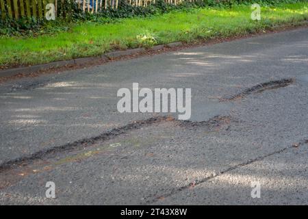 Dorney, Buckinghamshire, Royaume-Uni. 27 octobre 2023. L'un des nombreux nids de poule de la route à Dorney Village, Buckinghamshire en attente de réparation par le conseil municipal du Buckinghamshire. De nombreuses routes du Buckinghamshire restent en mauvais état. Crédit : Maureen McLean/Alamy Banque D'Images