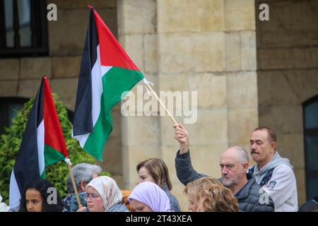 Aviles, Asturies, Espagne. 28 octobre 2023. Aviles, Espagne, 28 octobre 2023 : un homme portant le drapeau de la Palestine lors du rassemblement en faveur de la Palestine, fin du génocide, fin de l'occupation, le 28 octobre 2023, à Aviles, Espagne. (Image de crédit : © Alberto Brevers/Pacific Press via ZUMA Press Wire) USAGE ÉDITORIAL SEULEMENT! Non destiné à UN USAGE commercial ! Banque D'Images