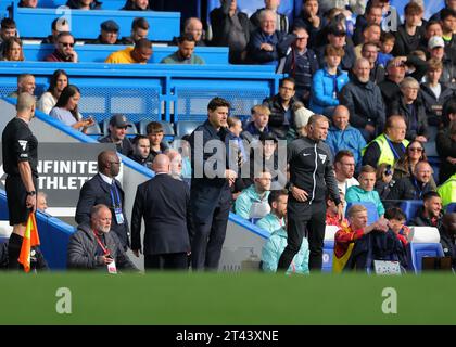 28 octobre 2023 ; Stamford Bridge, Chelsea, Londres, Angleterre : Premier League football, Chelsea contre Brentford ; l'entraîneur de Chelsea Mauricio Pochettino semble pensif depuis la ligne de touche Banque D'Images