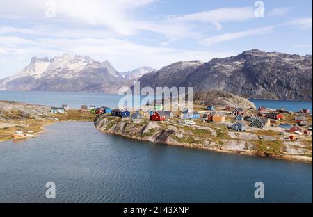 Paysage du Groenland - le village inuit d'Aappilattoq, avec des bâtiments colorés à la fin du fjord Prince Christian, Groenland Europe. Voyage arctique. Banque D'Images