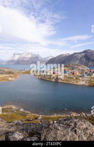 Paysage du Groenland - le village inuit d'Aappilattoq, avec des bâtiments colorés à la fin du fjord Prince Christian, Groenland Europe. Voyage arctique. Banque D'Images