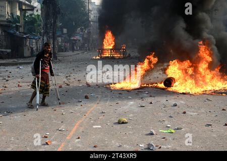 Dhaka, Bangladesh. 28 octobre 2023. Affrontements entre la police et des partisans du Parti nationaliste du Bangladesh (BNP) lors d'un rassemblement de protestation exigeant la démission du Premier ministre Sheikh Hasina et la tenue des prochaines élections générales sous un gouvernement intérimaire non-parti, devant leur siège social à Dhaka, au Bangladesh, le 28 octobre 2023 crédit : Mamunur Rashid/Alamy Live News Banque D'Images