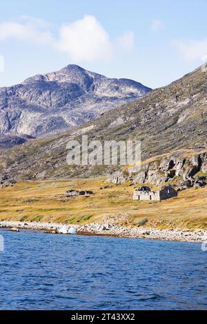 Ruines de l'église de Hvalsey, dernière maison connue des Normands du Groenland, ou Vikings au 15ème siècle ; paysage de montagne, Fjord de Hvalsey, Groenland. Voyage. Banque D'Images