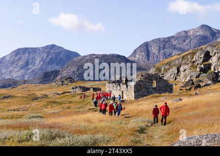 Tourisme groenlandais. Les gens en croisière arctique aux ruines de l'église de Hvalsey, la dernière colonie nordique ou viking connue au Groenland. Voyage arctique. Banque D'Images