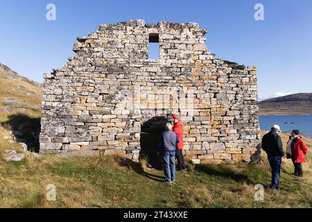 Touristes groenlandais lors d'une croisière arctique aux ruines de l'église de Hvalsey, la dernière colonie nordique ou viking connue au Groenland. Voyage arctique. Banque D'Images