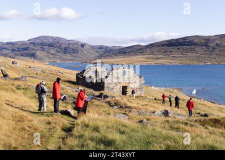 Touristes groenlandais lors d'une croisière arctique aux ruines de l'église de Hvalsey, la dernière colonie nordique ou viking connue au Groenland. Voyage arctique. Banque D'Images