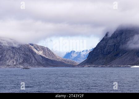 Une ouverture dans le nuage mène à un beau paysage ; Prince Christian Sound fjord, ( Prins Chrétiens Sund ), sud du Groenland. Groenland voyage Banque D'Images