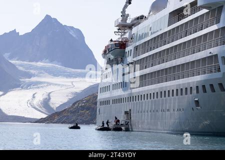 Croisière arctique - passagers revenant au navire Silversea Silver Cloud après une visite en zodiac ; Skjoldungen, Groenland. Arctic Travel. Banque D'Images