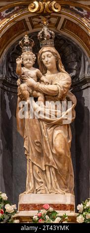 GENOVA, ITALIE - 5 MARS 2023 : la statue de marbre de la Vierge dans l'église Basilica di Santa Maria delle Vigne par Giovanni Battista et Tommaso Orsolino Banque D'Images