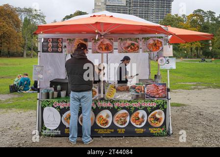 Streetfood Thaimarkt im Preußenpark, Wilmersdorf, Charlottenburg-Wilmersdorf, Berlin, Deutschland *** Streetfood Thai Market in Preußenpark, Wilmersdorf, Charlottenburg Wilmersdorf, Berlin, Allemagne Banque D'Images