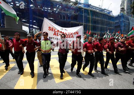 Kuala Lumpur, Malaisie. 28 octobre 2023. Les manifestants avec la bannière défilent vers l'ambassade des États-Unis d'Amérique pour montrer leur solidarité avec le peuple palestinien à Kuala Lumpur. Le rassemblement pacifique doit appeler à la fin du conflit israélo-palestinien. Crédit : SOPA Images Limited/Alamy Live News Banque D'Images