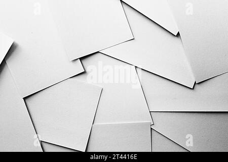Feuilles de papier blanc superposées formant un tourbillon abstrait ou une dispersion de lumière d'ouverture Banque D'Images