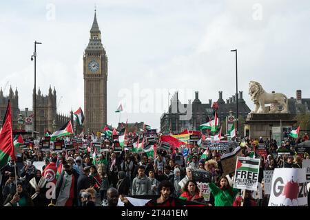 Londres, Royaume-Uni. 28 octobre 2023. Des dizaines de milliers de manifestants marchent sur le pont de Westminster en solidarité avec le peuple palestinien et pour exiger un cessez-le-feu immédiat pour mettre fin à la guerre à Gaza. Plus de 7 000 Palestiniens et 1 400 Israéliens sont morts depuis que le dernier conflit entre Israël et le Hamas a commencé il y a trois semaines, lorsque le Hamas a lancé la plus grande attaque contre le territoire israélien depuis des décennies. Crédit : Wiktor Szymanowicz/Alamy Live News Banque D'Images