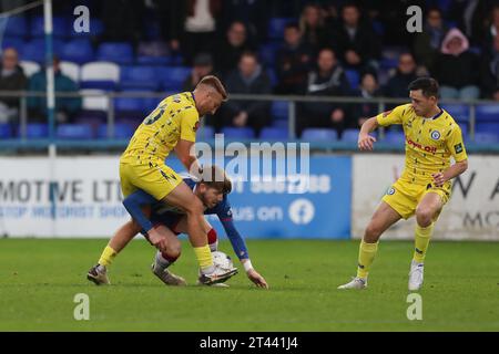 Harvey Gilmour de Rochdale affronte Tom Crawford de Hartlepool United lors du match de la Ligue nationale Vanarama entre Hartlepool United et Rochdale à Victoria Park, Hartlepool, le samedi 28 octobre 2023. (Photo : Mark Fletcher | MI News) crédit : MI News & Sport / Alamy Live News Banque D'Images