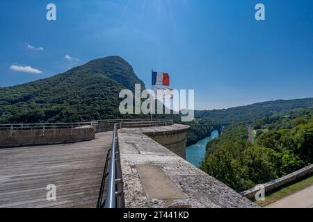 Vue depuis le fort supérieur du drapeau français et du drapeau du pays de Gex, le Rhône, la montagne de la Vuache, le Viaduc de Longeray et une voie ferrée Banque D'Images