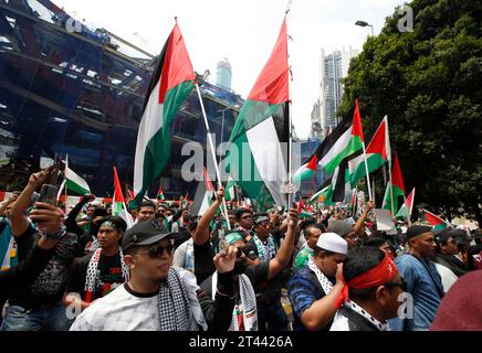 Kuala Lumpur, Malaisie. 28 octobre 2023. Des manifestants portant des drapeaux palestiniens défilent vers l'ambassade des États-Unis d'Amérique pour manifester leur solidarité avec le peuple palestinien à Kuala Lumpur. Le rassemblement pacifique doit appeler à la fin du conflit israélo-palestinien. (Photo de Wong Fok Loy/SOPA Images/Sipa USA) crédit : SIPA USA/Alamy Live News Banque D'Images