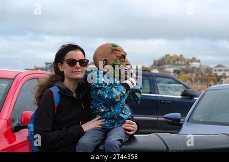 Newquay, Cornwall, Royaume-Uni. 28 octobre 2023. Le zombie crawl annuel pour halloween a eu lieu aujourd'hui dans le centre-ville de Newquay, avec les artistes et le public enfilant leurs meilleurs costumes et se maquillant pour la journée. Crédit Simon Maycock / Alamy Live News. Banque D'Images