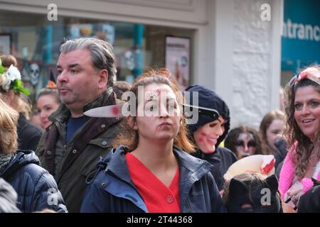 Newquay, Cornwall, Royaume-Uni. 28 octobre 2023. Le zombie crawl annuel pour halloween a eu lieu aujourd'hui dans le centre-ville de Newquay, avec les artistes et le public enfilant leurs meilleurs costumes et se maquillant pour la journée. Crédit Simon Maycock / Alamy Live News. Banque D'Images