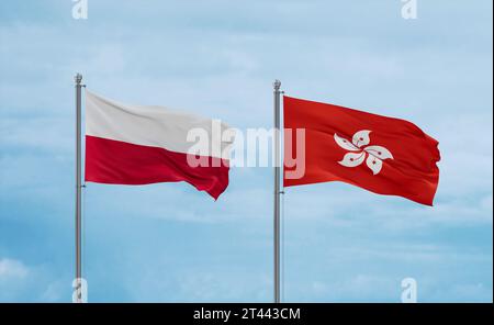 Drapeaux de Hong Kong et de Pologne agitant ensemble sur un ciel nuageux bleu, concept de relation entre deux pays Banque D'Images